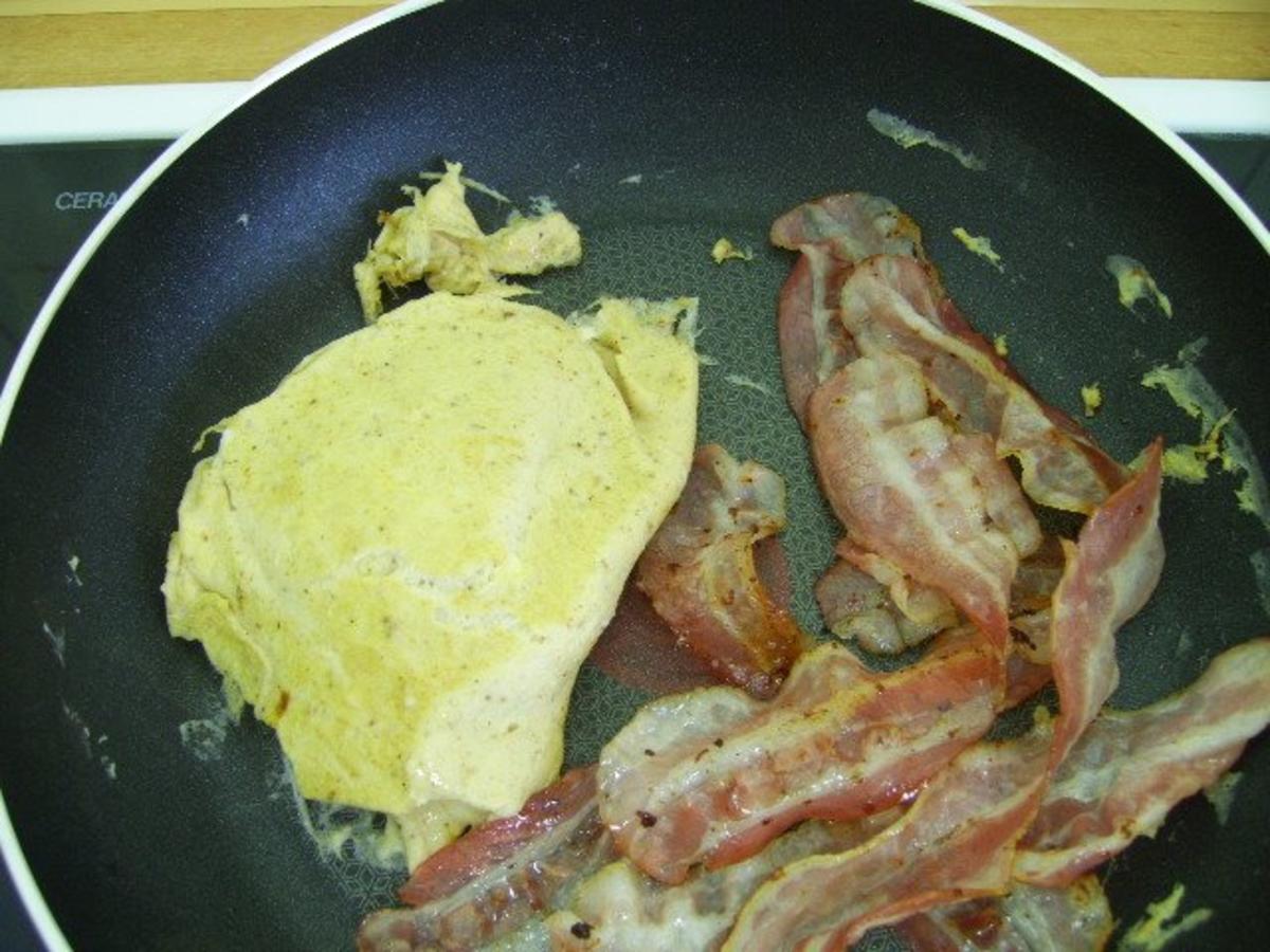 Deftiges Frühstück: Rührei mit Bacon - Rezept - kochbar.de