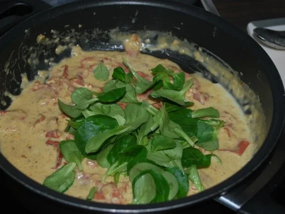 Rezept: Pasta mit Vanille-Carbonara und Feldsalat Bild Nr. 2 Pasta mit Vanille-Carbonara und Feldsalat - Rezept - Bild Nr. 2