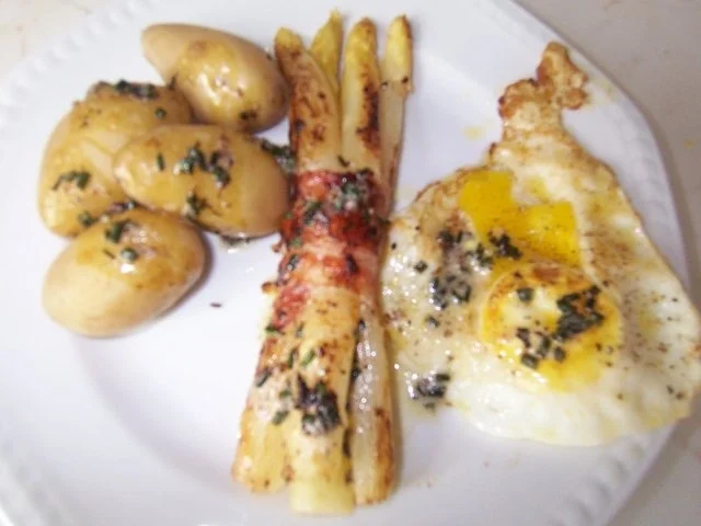 Rezept: Gebratener Spargel mit Bacongürtel Gebratener Spargel mit Bacongürtel - Rezept