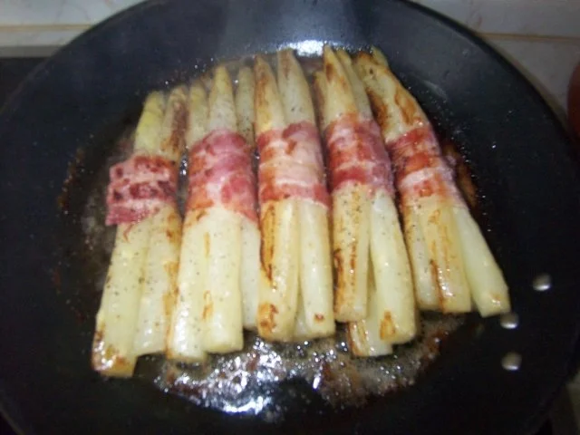Rezept: Gebratener Spargel mit Bacongürtel Bild Nr. 4 Gebratener Spargel mit Bacongürtel - Rezept - Bild Nr. 4