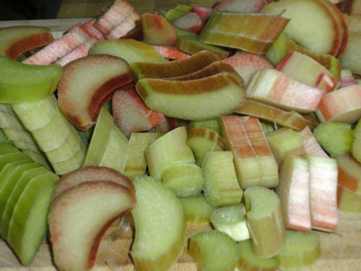 Rhabarbercreme mit marinierten Erdbeeren - einfach - 75 kcal/100g Rhabarbercreme mit marinierten Erdbeeren - einfach - 75 kcal/100g