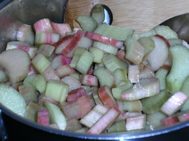 Rhabarbercreme mit marinierten Erdbeeren - Rezept - Bild Nr. 6