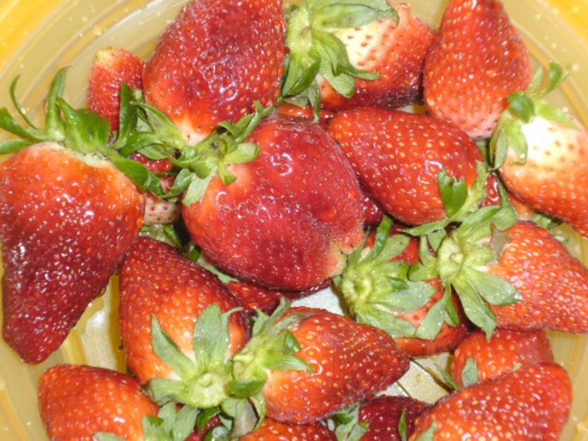 Rhabarbercreme mit marinierten Erdbeeren - Rezept - Bild Nr. 11