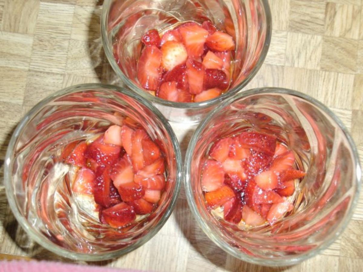 Rhabarbercreme mit marinierten Erdbeeren - Rezept - Bild Nr. 14