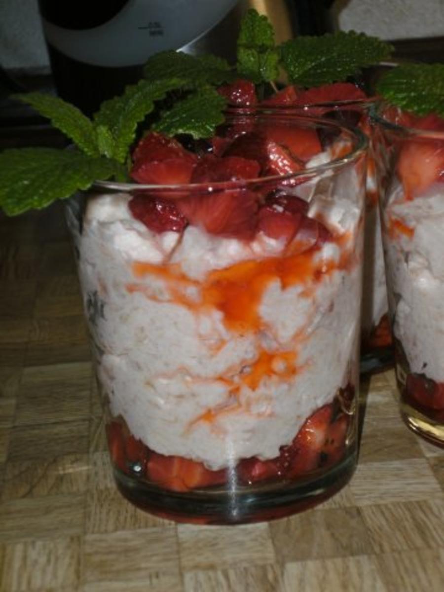 Rhabarbercreme mit marinierten Erdbeeren - Rezept - Bild Nr. 2