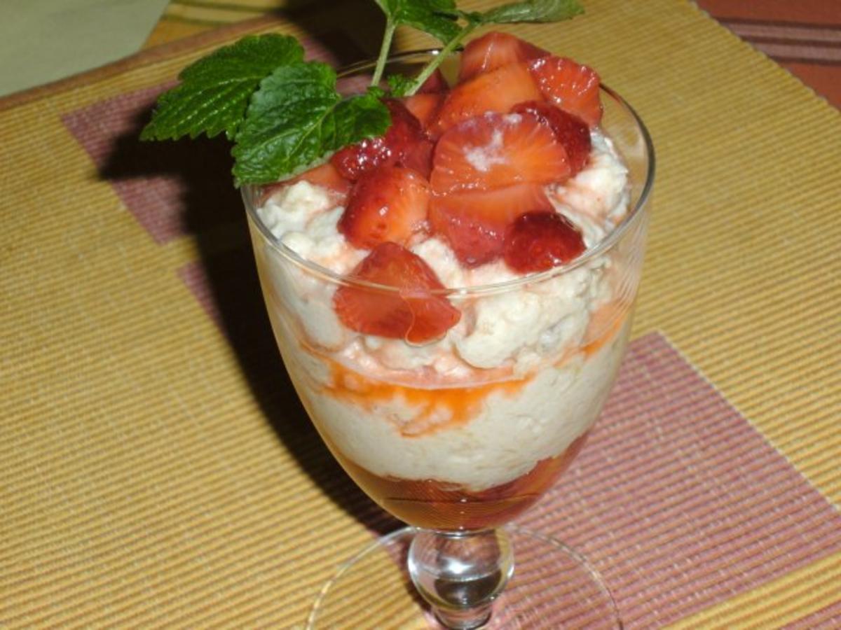 Rhabarbercreme mit marinierten Erdbeeren - Rezept