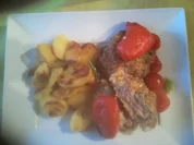 Frikadellen auf einenm Jungzwiebel-Kirschtomatengemüse mit Bratkartoffelscheiben - Rezept