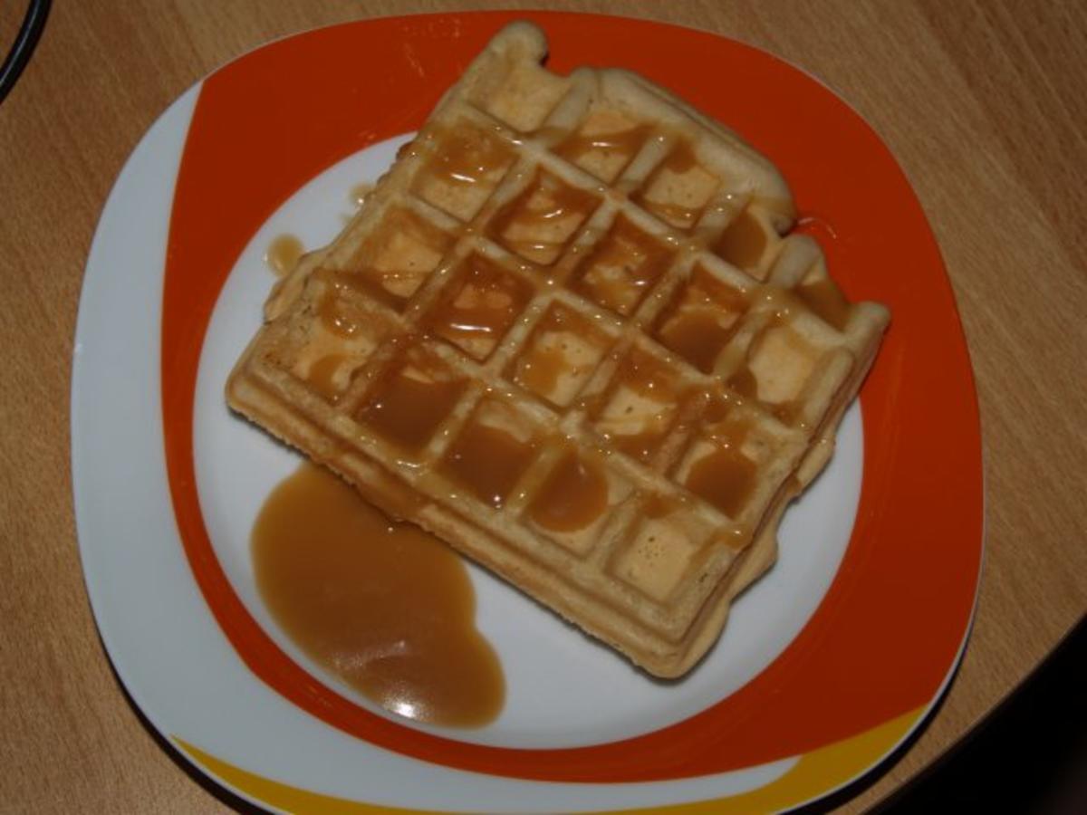 Waffeln mit Karamellsoße - Rezept mit Bild - kochbar.de
