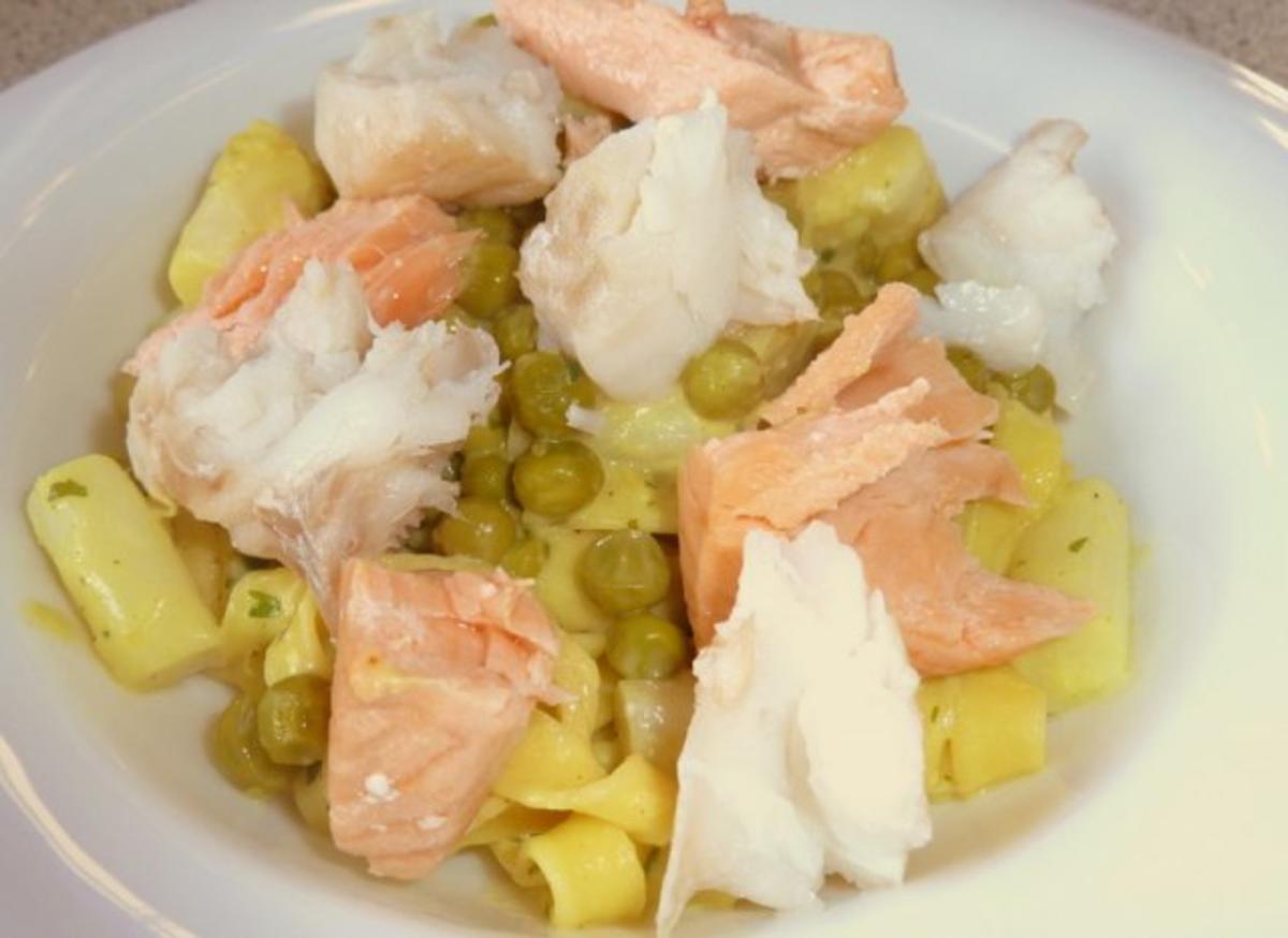 Bilder für Tagliatelle in Zitronen-Curry-Sauce mit Erbsen, Spargel und Fisch - Rezept