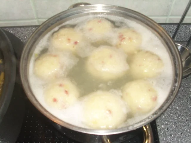 Rezept: Beilagen: Schnelle Speckklöße Bild Nr. 4 Beilagen: Schnelle Speckklöße - Rezept - Bild Nr. 4