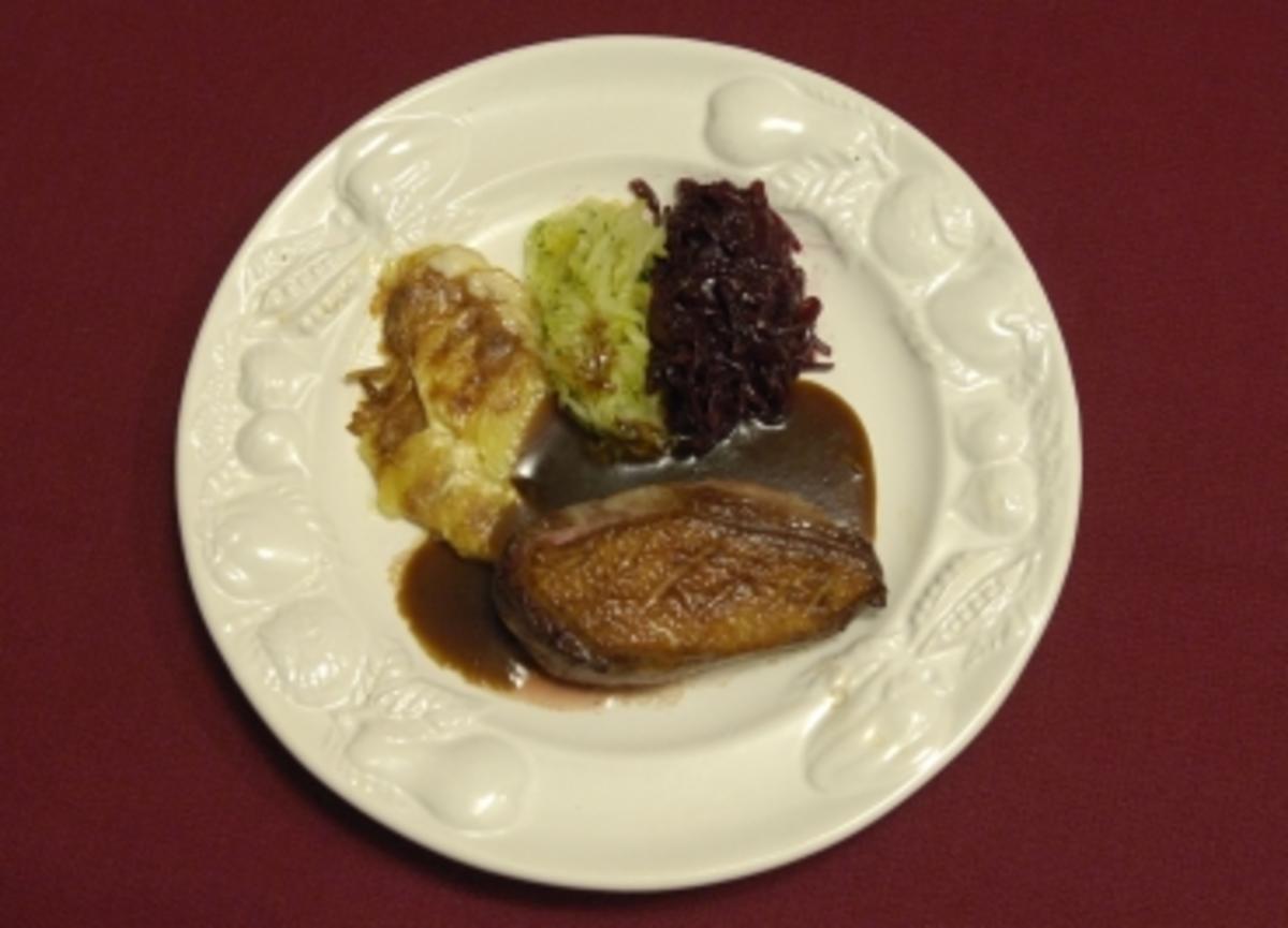 Bilder für Barbarie-Entenbrust mit Kartoffelgratin, Spitzkohl und Rotkohl (Joachim Witt) - Rezept