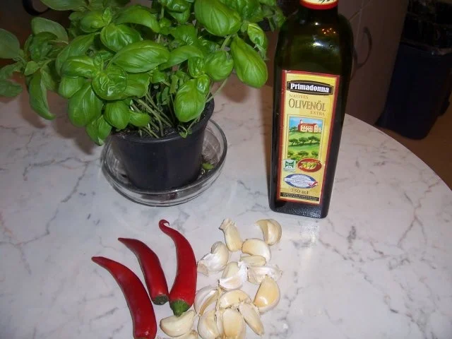 Knoblauch- Chili-Basilikum Würzmischung oder "Mein Mann isst es auch so zum Baguette" - Rezept - Bild Nr. 2