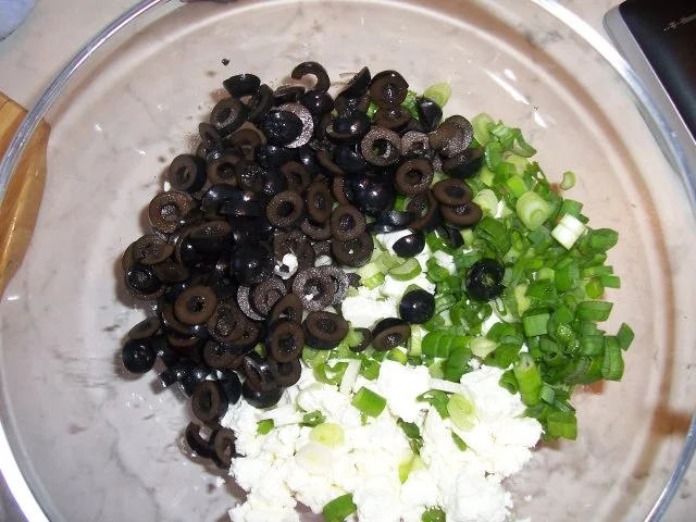 Rezept: Schweinefilet überbacken mit Dijon Senf und Parmesan, dazu Oliven-Schafskäsesalat Bild Nr. 4 Schweinefilet überbacken mit Dijon Senf und Parmesan, dazu Oliven-Schafskäsesalat - Rezept - Bild Nr. 4