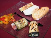 Rezept: Aubergine mit Parmaschinken, Provolone und gegrilltem Paprikasalat Aubergine mit Parmaschinken, Provolone und gegrilltem Paprikasalat - Rezept