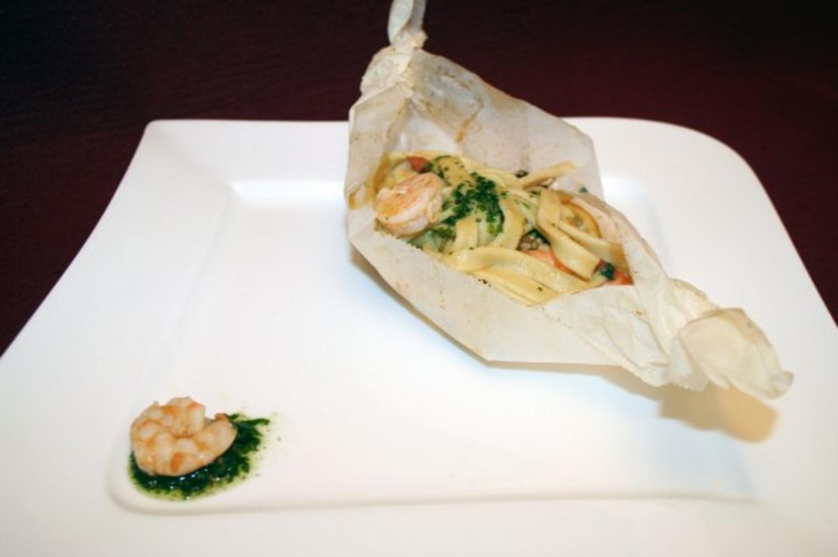 Lachs-Päckchen mit Tagliatelle und Gambas in Weißwein - Rezept - kochbar.de