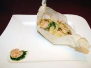 Lachs-Päckchen mit Tagliatelle und Gambas in Weißwein - Rezept