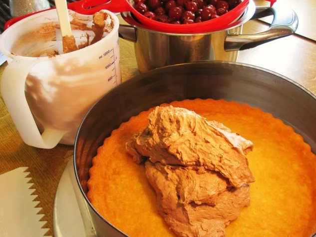 Rezept: Kirschtorte mit Schokoladen-Sahne ... Bild Nr. 2 Kirschtorte mit Schokoladen-Sahne ... - Rezept - Bild Nr. 2