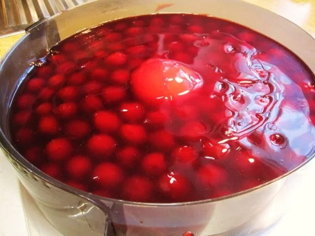 Rezept: Kirschtorte mit Schokoladen-Sahne ... Bild Nr. 5 Kirschtorte mit Schokoladen-Sahne ... - Rezept - Bild Nr. 5