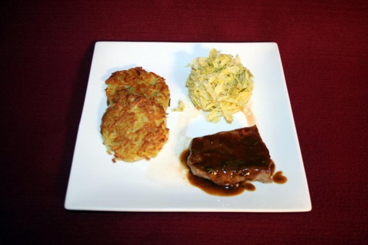 Bilder für Sylter Deichlamm auf Kräuterjus mit Rahmwirsing und Kartoffelrösti - Rezept