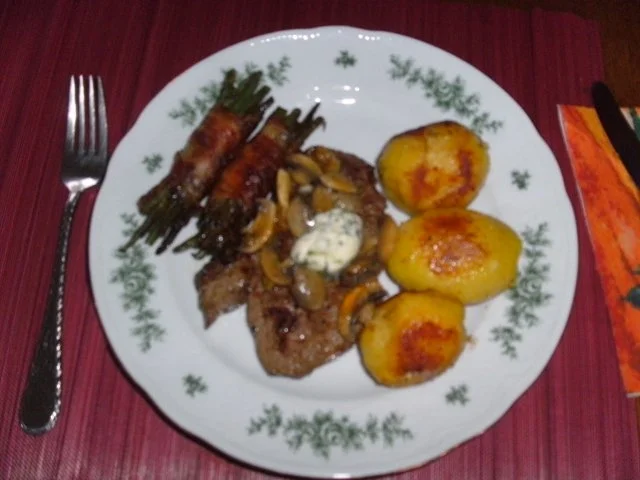 Rezept: Filetsteaks mit speckumwickelten Prinzeßböhnchen Filetsteaks mit speckumwickelten Prinzeßböhnchen - Rezept