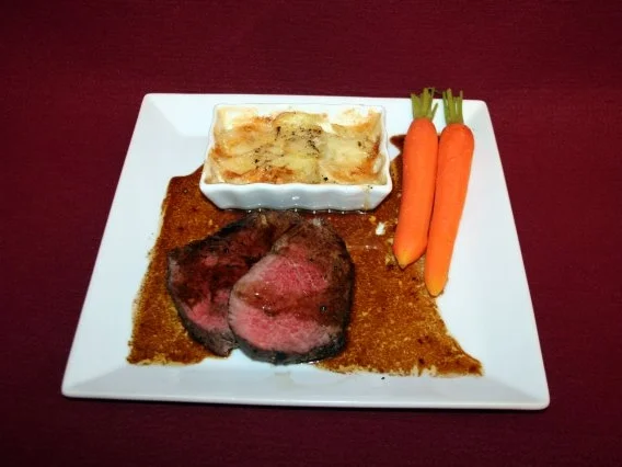 Rinderfilet in Pfefferkruste an Balsamico-Karamellsoße und Kartoffelgratin - Rezept