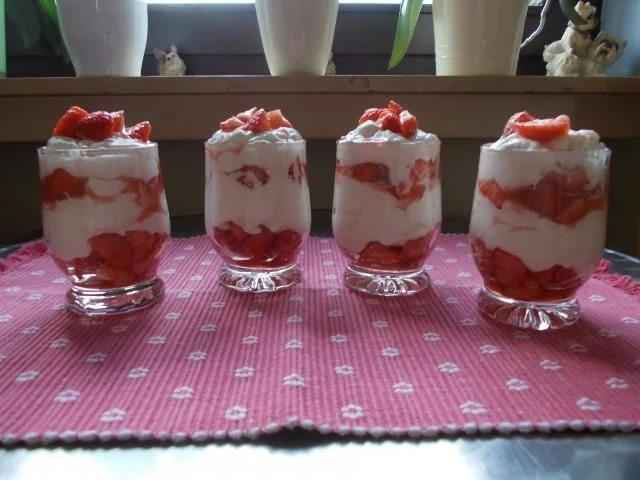 ERDBEEREN auf WOLKENCREME - Rezept - Bild Nr. 5