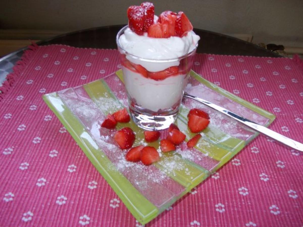 Bilder für ERDBEEREN auf WOLKENCREME Rezept