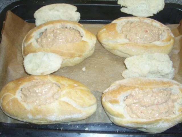 Paprika-Thunfisch-Paste im Brötchen überbacken - Rezept - Bild Nr. 5