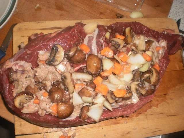 Rezept: Gefüllter Rinderbraten mit Holunderrotkohl Bild Nr. 7 Gefüllter Rinderbraten mit Holunderrotkohl - Rezept - Bild Nr. 7