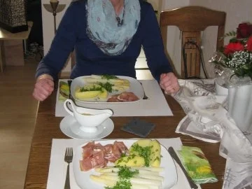 klassischer spargel mit jungen kartoffeln, geräuchertem schinken und butter - Rezept