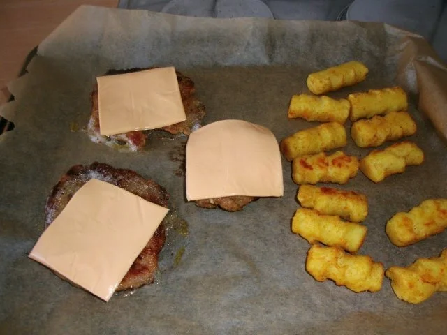 Kotelett mit Käse überbacken mit Tomatensoße , Salat und Kroketten - Rezept - Bild Nr. 5