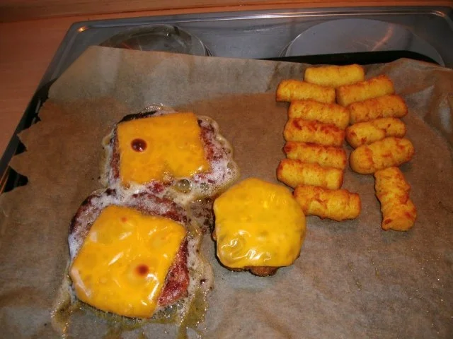 Kotelett mit Käse überbacken mit Tomatensoße , Salat und Kroketten - Rezept - Bild Nr. 6