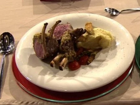 Lammrücken mit Kräuterkruste, Spargel und Kartoffeln à la Henssler - Rezept