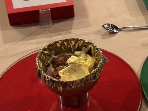 Rezept: Das goldene Ei - Vanilleeis, Mascarponecrème und Himbeeren à la Henssler Das goldene Ei - Vanilleeis, Mascarponecrème und Himbeeren à la Henssler - Rezept