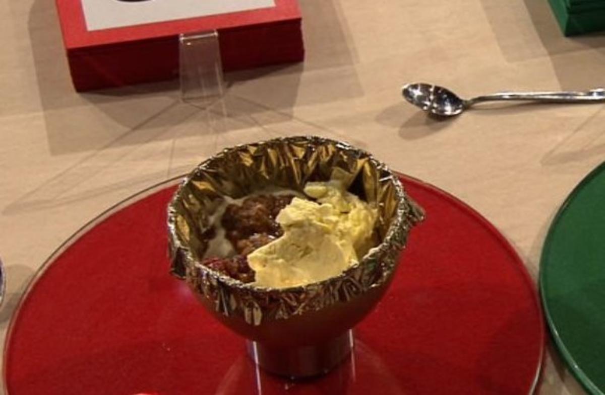Das goldene Ei - Vanilleeis, Mascarponecrème und Himbeeren à la
Henssler - Rezept von Promi Kocharena
