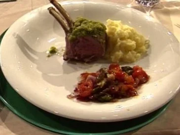 Lammrücken mit Kräuterkruste, Spargel und Kartoffelpüree (Jörg Knör) - Rezept
