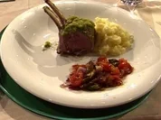 Lammrücken mit Kräuterkruste, Spargel und Kartoffelpüree (Jörg Knör) - Rezept