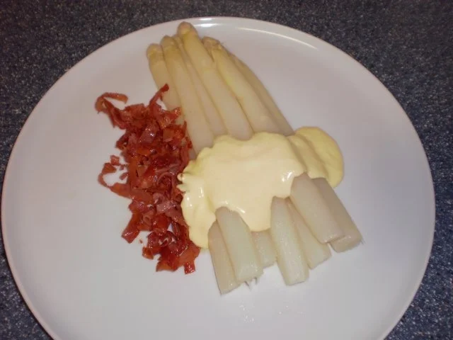 Spargel mit gebratenen Schinkenstreifen - Rezept