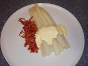 Spargel mit gebratenen Schinkenstreifen - Rezept
