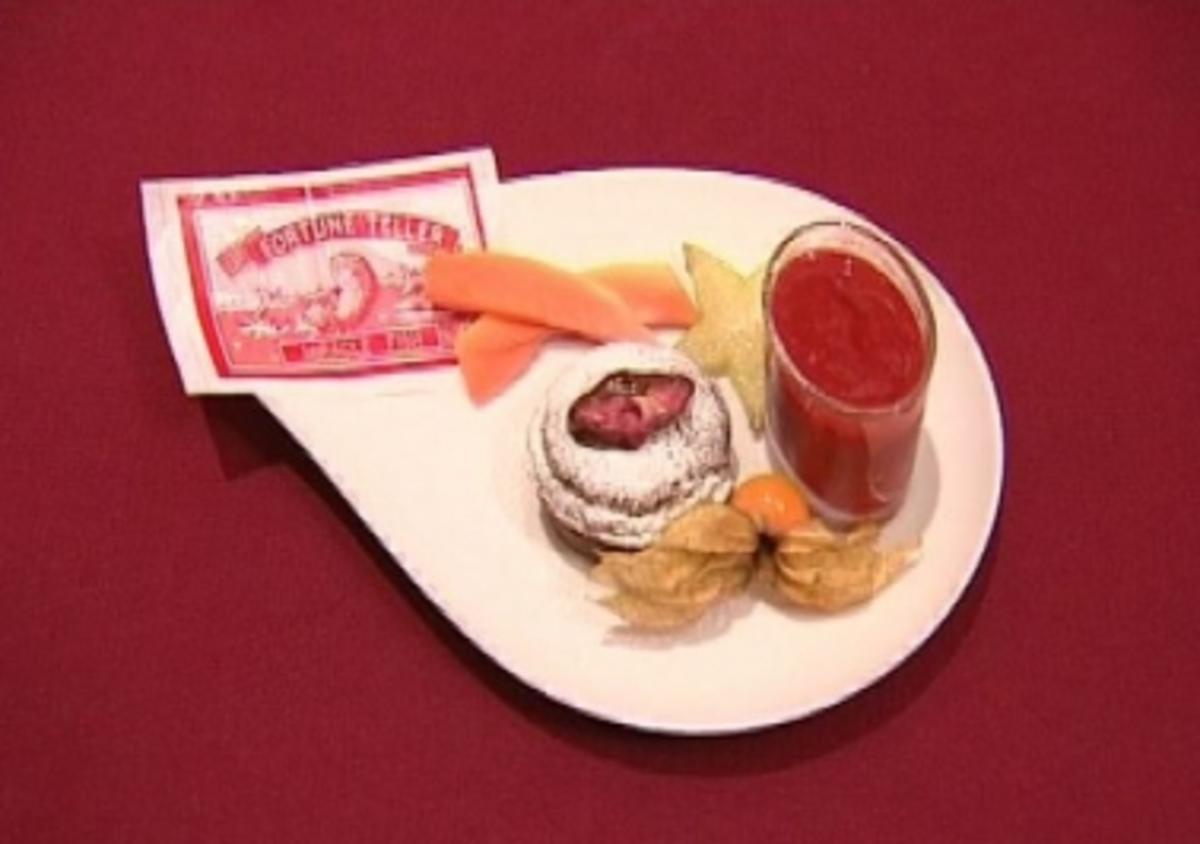 Lauwarmer Schokokuchen mit Erdbeer-Ingwermousse und  Rosenschokoladenstreussel (Vanessa Jung) - Rezept