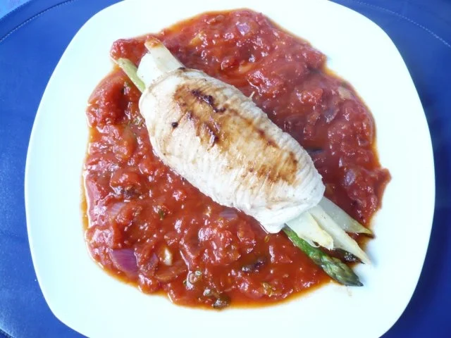 Spargelpäcken gebraten auf Tomatensoße - Rezept
