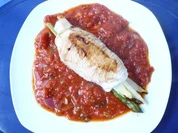 Spargelpäcken gebraten auf Tomatensoße - Rezept