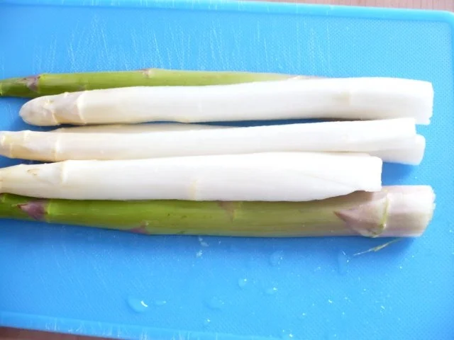 Spargelpäcken gebraten auf Tomatensoße - Rezept - Bild Nr. 3