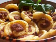 Snack: Mini-Blätterteigschnecken mit Pestokäse und Tomaten - Rezept