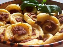 Snack: Mini-Blätterteigschnecken mit Pestokäse und Tomaten - Rezept