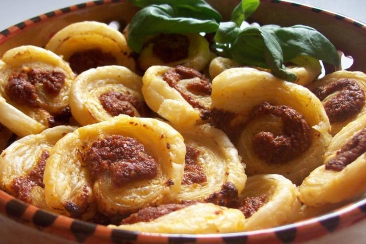 Bilder für Snack: Mini-Blätterteigschnecken mit Pestokäse und Tomaten - Rezept