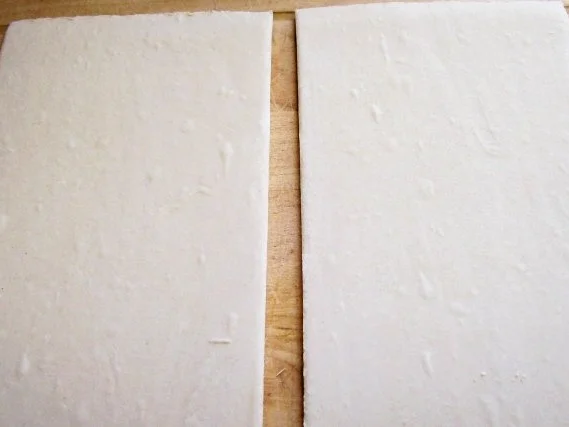 Rezept: Snack: Mini-Blätterteigschnecken mit Pestokäse und Tomaten Bild Nr. 2 Snack: Mini-Blätterteigschnecken mit Pestokäse und Tomaten - Rezept - Bild Nr. 2