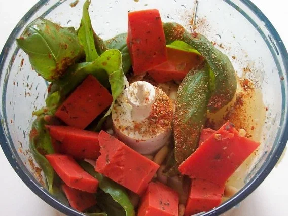 Rezept: Snack: Mini-Blätterteigschnecken mit Pestokäse und Tomaten Bild Nr. 4 Snack: Mini-Blätterteigschnecken mit Pestokäse und Tomaten - Rezept - Bild Nr. 4