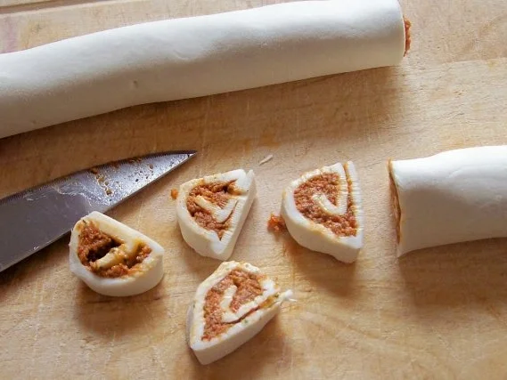 Rezept: Snack: Mini-Blätterteigschnecken mit Pestokäse und Tomaten Bild Nr. 7 Snack: Mini-Blätterteigschnecken mit Pestokäse und Tomaten - Rezept - Bild Nr. 7