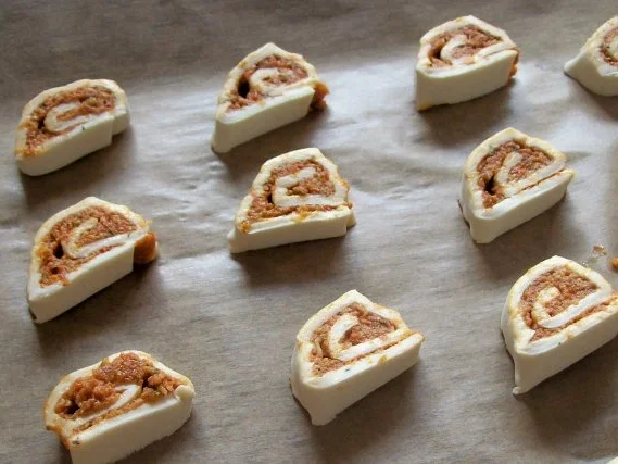 Rezept: Snack: Mini-Blätterteigschnecken mit Pestokäse und Tomaten Bild Nr. 8 Snack: Mini-Blätterteigschnecken mit Pestokäse und Tomaten - Rezept - Bild Nr. 8